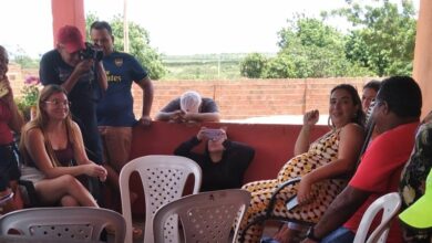 Dra. Rosa conversa com amigos e familias da zona rural de Porto do Mangue