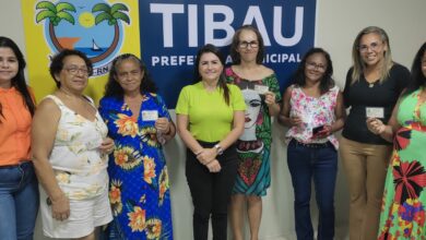Prefeita Lidiane Marques faz a entrega das carteirinhas dos artesãos de Tibau