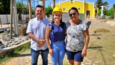 Prefeita de Tibau visita obra de reforma na Praça Cristo Rei