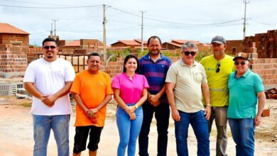 Prefeita Lidiane visita construção das casas do Habita Tibau