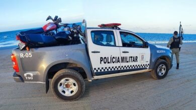 PM apreende motos em ação contra direção perigosa na praia de Pernambuquinho, em Grossos