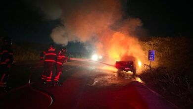 Bombeiros combatem fogo em veículo na BR 110 entre Mossoró e Areia Branca