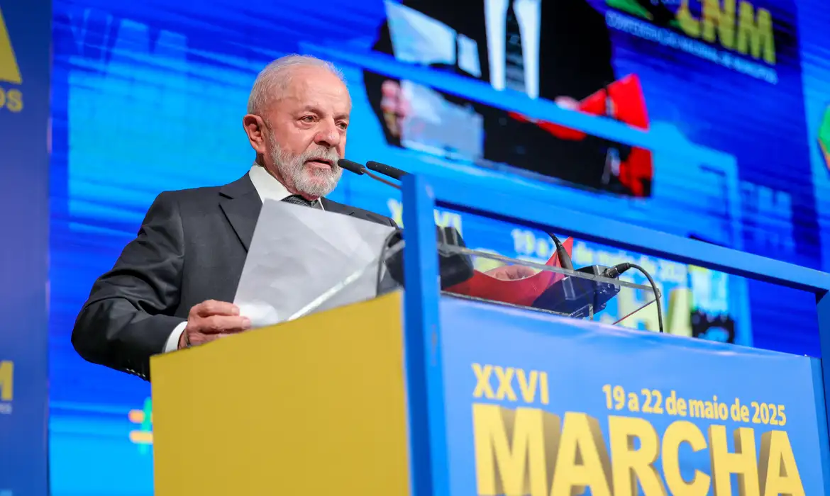Lula anuncia crédito para reforma de moradias durante Marcha dos Prefeitos
