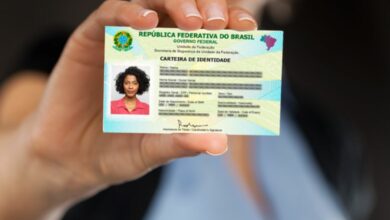 A Câmara Municipal de Grossos passará, em breve, a oferecer à população a emissão da nova Carteira de Identidade Nacional (CIN), documento que unifica o número do CPF como registro geral do cidadão em todo o país. A novidade faz parte do programa estadual “Identidade para Todos”, que foi renovado nesta semana pelo Governo do Estado, com o objetivo de descentralizar o acesso ao documento, especialmente nos municípios que não contam com Centrais do Cidadão. As tratativas para a implantação do serviço em Grossos foram iniciadas ainda em janeiro pelo presidente da Câmara, vereador Dauster Renard, junto ao Instituto Técnico-Científico de Perícia do Rio Grande do Norte (ITEP). No entanto, a execução só foi possível agora, com a assinatura do convênio por parte do Governo do Estado, por meio da parceria com a Federação das Câmaras Municipais do RN (FECAM). A primeira etapa da implantação consiste na realização de um treinamento técnico, promovido pelo ITEP, que irá capacitar os servidores da Câmara para o atendimento e emissão do novo documento com segurança, eficiência e gratuidade na primeira via. Em breve, a Câmara de Grossos divulgará as datas de início do serviço, bem como orientações para o agendamento da população.