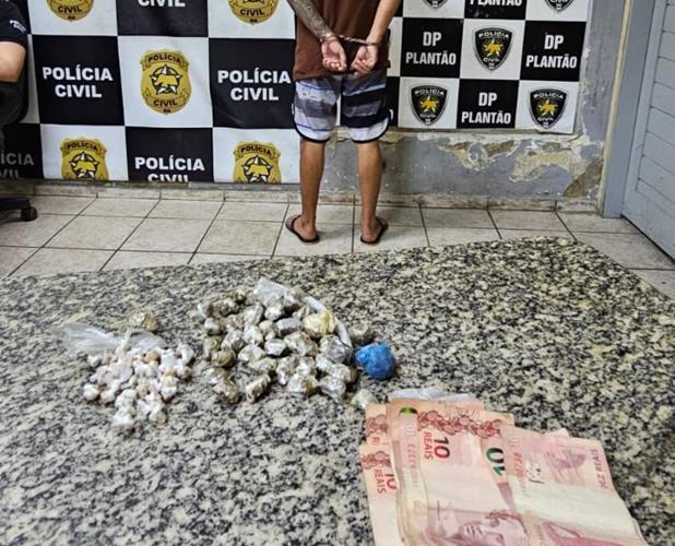 Polícia Militar apreende drogas e conduz suspeito à delegacia em Areia Branca
