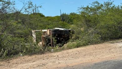 Caminhão carregado de pedras tomba na RN-012 em Grossos após quebra da barra de direção