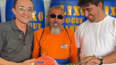Prefeito Souza entrega vale-alimentação e novos uniformes aos garis de Areia Branca