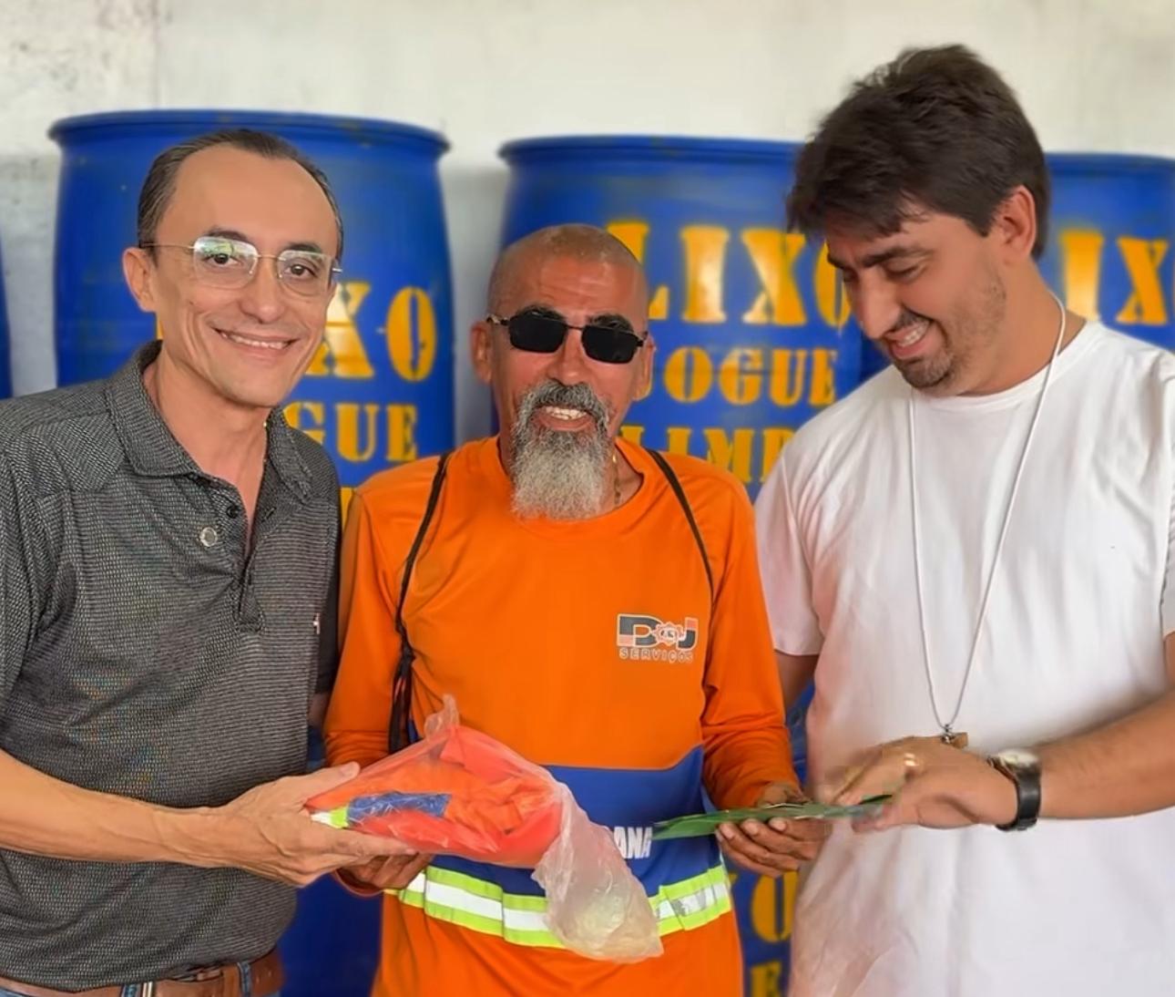 Prefeito Souza entrega vale-alimentação e novos uniformes aos garis de Areia Branca