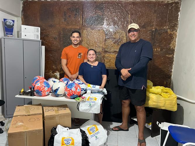 A prefeita Cinthia Sonale, ao lado do secretário municipal de Esportes, Diego Alves, e do secretário adjunto, Thiago Seabra, realizou nesta semana a entrega de materiais esportivos que irão beneficiar os desportistas do município. A ação reforça o compromisso da gestão com a valorização e o incentivo ao esporte local, promovendo mais oportunidades e estrutura para as práticas esportivas na cidade.Foram entregues bolas, apitos, redes e demais itens necessários para a realização de diversas modalidades esportivas. Além disso, a prefeita também oficializou a entrega dos equipamentos que vão atender o projeto "Bom de Bola, Craque na Escola", que em breve terá início tanto na zona urbana e também na zona rural de Grossos.
Para o projeto, foram disponibilizadas bolas, Squeezes, camisetas, mochilas e coletes que serão utilizados durante as aulas e atividades com os alunos participantes. O objetivo é promover a integração esportiva e educacional, incentivando a prática esportiva como ferramenta de inclusão social e melhoria no desempenho escolar.
"É uma grande satisfação ver o esporte de Grossos sendo fortalecido. Esses materiais chegam para atender nossos atletas e também os estudantes que vão participar do projeto 'Bom de Bola, Craque na Escola', que além de incentivar o esporte, vai ajudar na formação cidadã desses jovens. Agradeço à prefeita Cinthia Sonale pelo compromisso e por entender o valor que o esporte tem para transformar vidas", afirmou.
O projeto "Bom de Bola, Craque na Escola" nasce com a proposta de unir esporte e educação, estimulando crianças e adolescentes a se manterem na escola e a participarem de atividades de forma orientada e inclusiva. A iniciativa busca não só desenvolver habilidades esportivas, mas também contribuir para o crescimento pessoal, social e acadêmico dos alunos grossenses.
