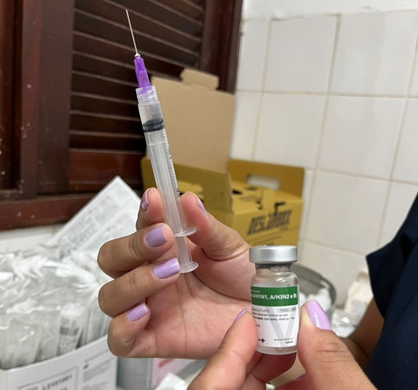 Vacina da gripe fica disponível para todos os públicos até dia 15 de agosto